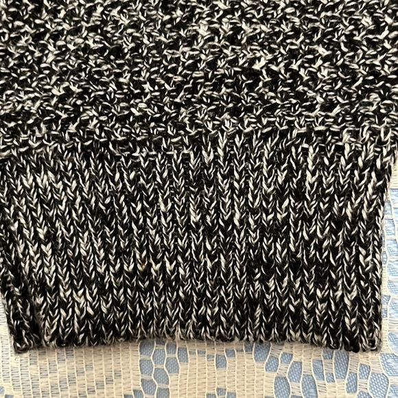 Calvin Klein oversized Heather Gray long crop sweater.  Crew neck Size Large - Picture 8 of 10